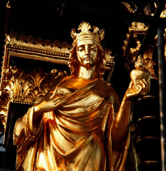 A jótékonyság, a négy keresztény erény egyike az 1876-ban elkészült Albert-emlékmű lombkoronájából (aranyozott bronz) alkotó: James Redfern