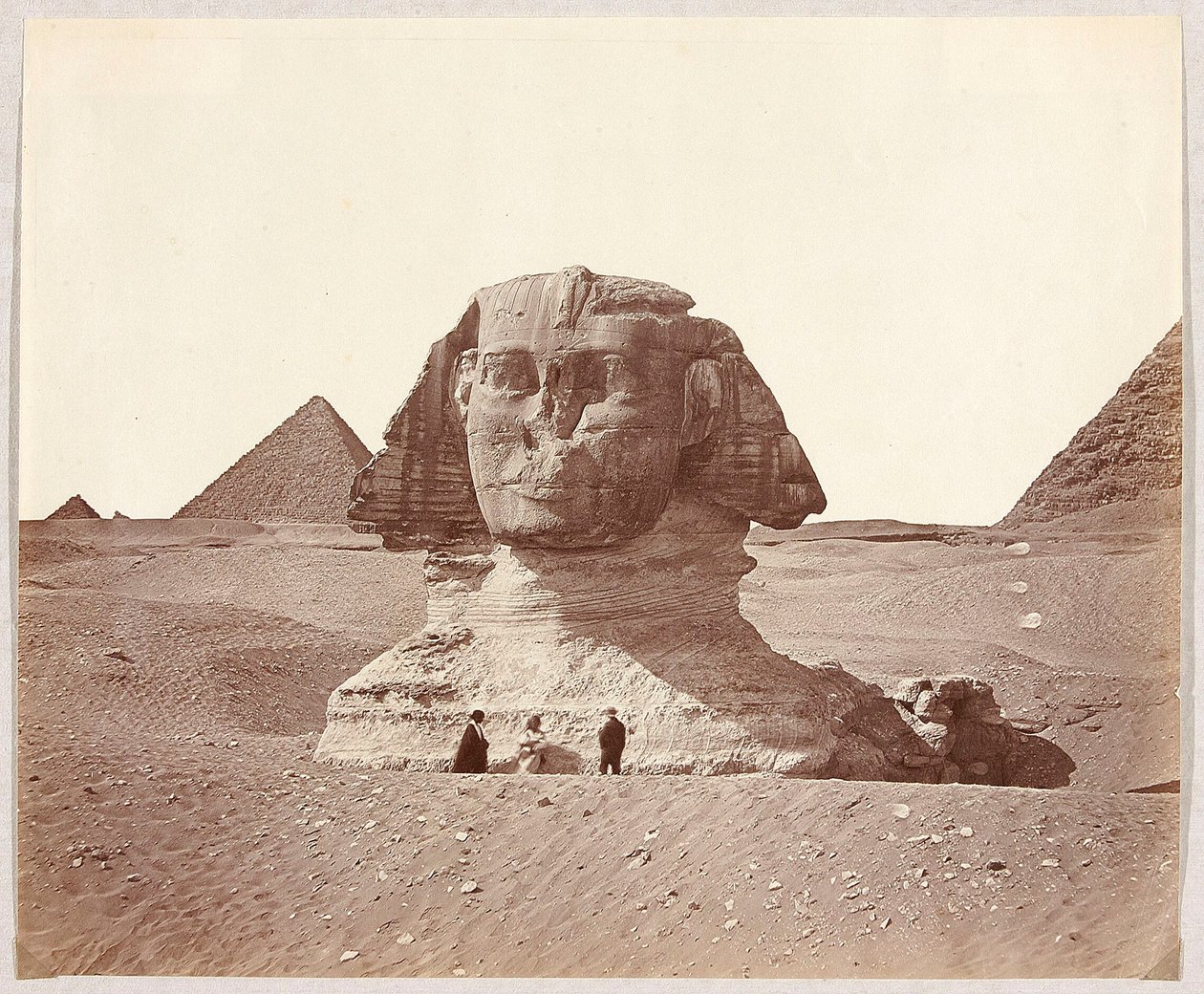 Egyiptom. Gíza. A Szfinx Mikerinosz piramisának hátterében alkotó: James Robertson