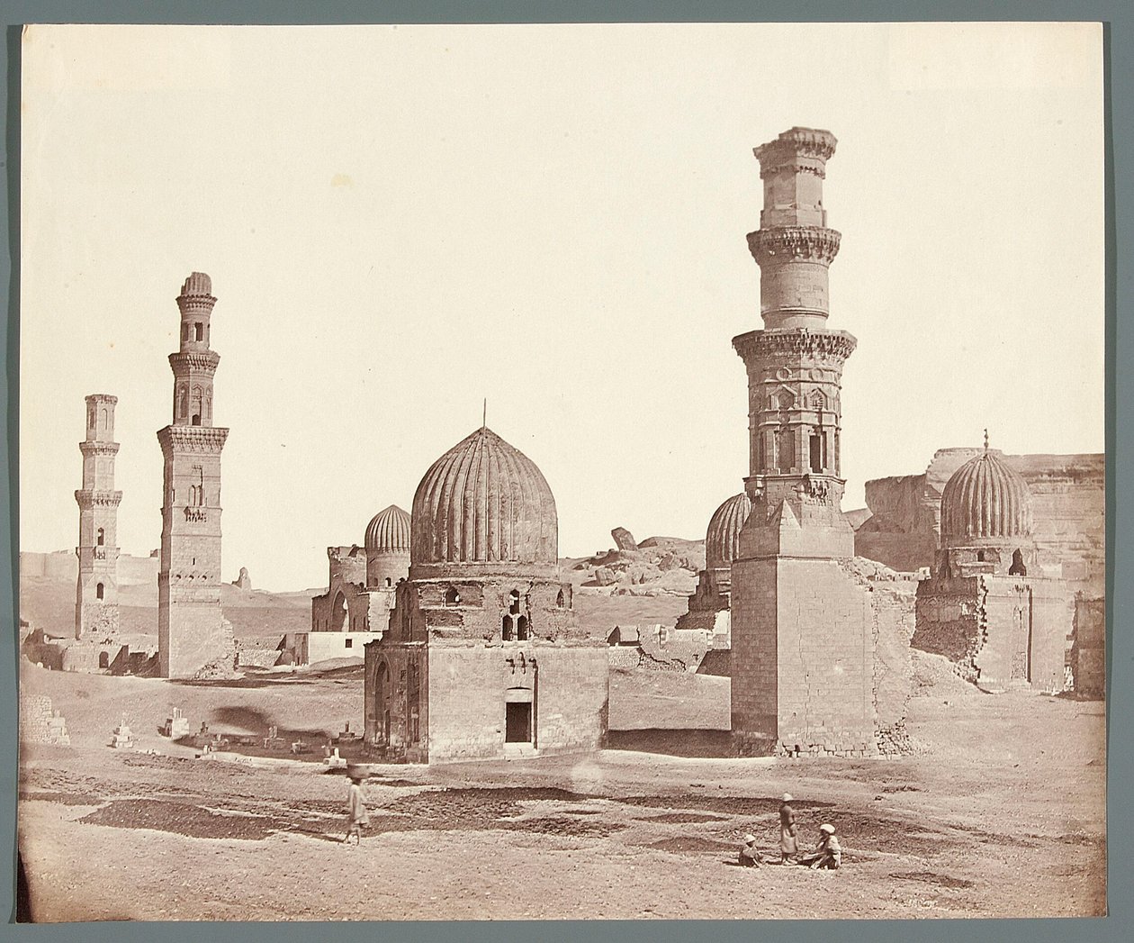 Egyiptom. Kairó. Déli nekropolisz. Előtérben az Ali Badr Al-Karafi mauzóleuma (1300-1310) melletti minaret, háttérben a mamlúk kori Kusum-minaret alkotó: James Robertson