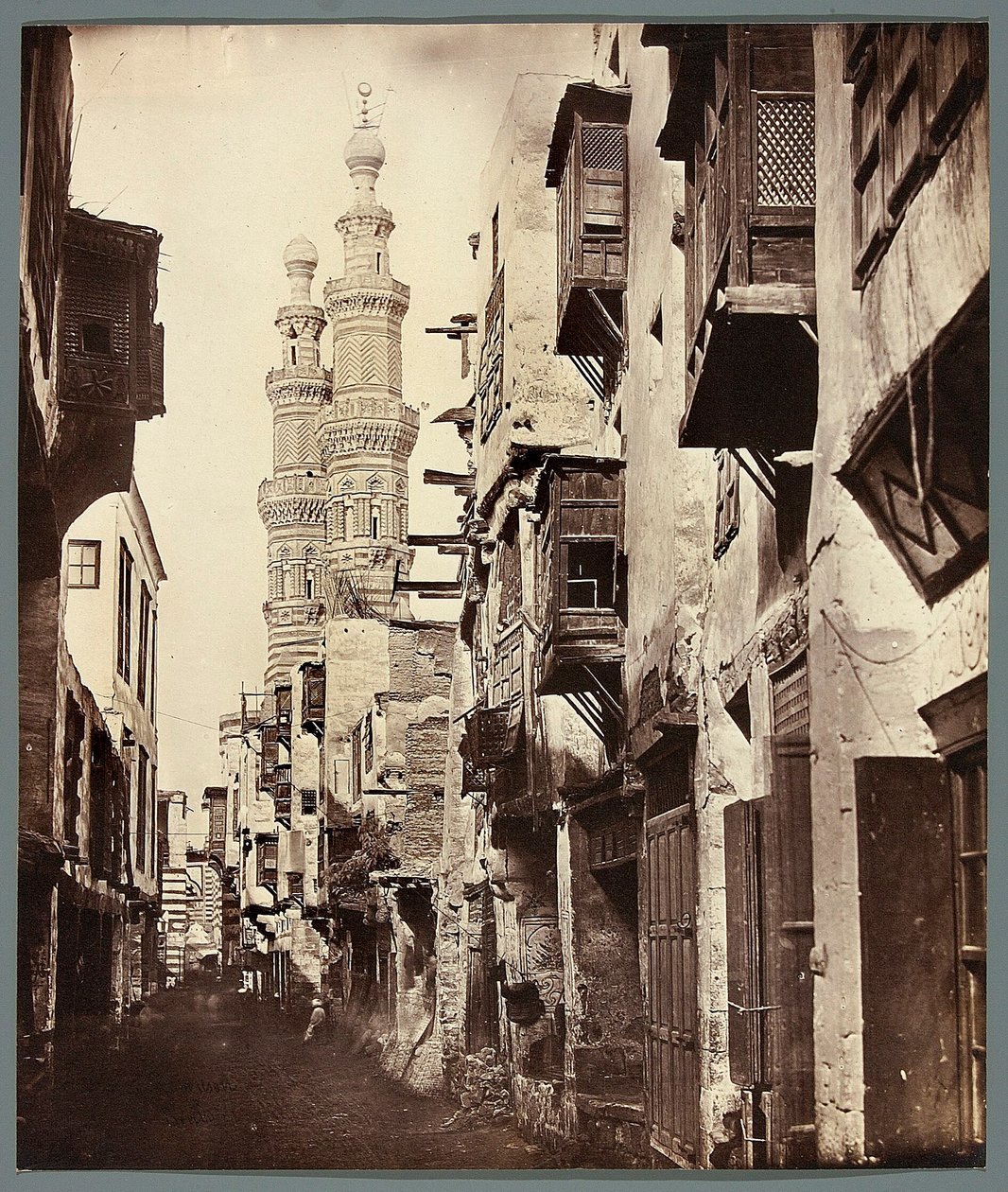 Egyiptom. Kairó. Sikátor - a háttérben az Al-Mu