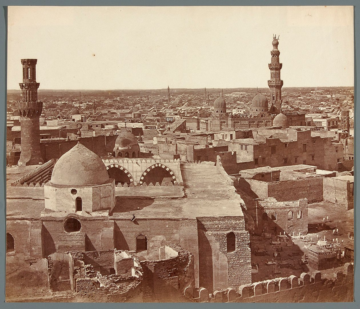 Egyiptom. Kairó. Áttekintő kép – a háttérben a madrasza – Umm As-Sultan Sza’ban mauzóleuma (1368–69) alkotó: James Robertson