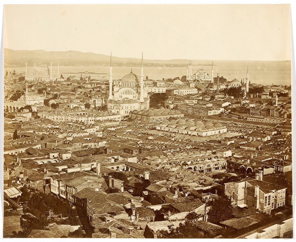 „Nuri Osmaniye” [Isztambul. Városi panoráma mecsetekkel: a Nuruosmaniye mecset (középen), a Kék mecset (jobbra a háttérben) és az Ayasofya (Hagia Sophia) (balra)] alkotó: James Robertson