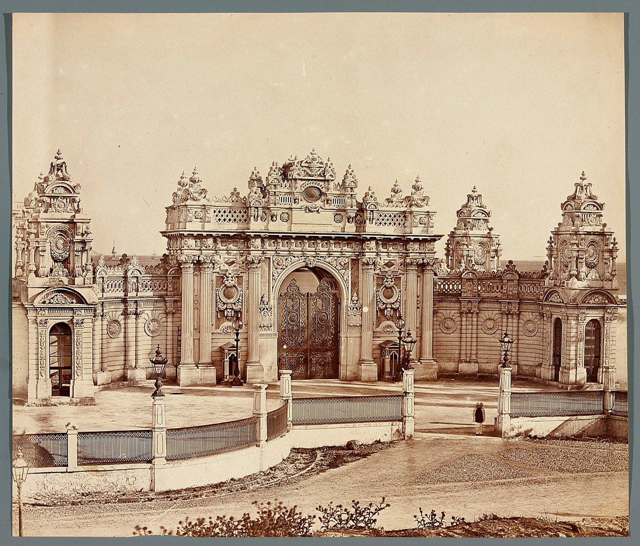 Isztambul. Dolmabahçe-palota - kapu alkotó: James Robertson