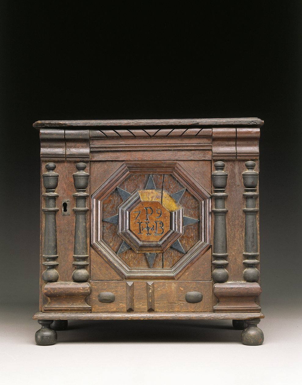 Joseph és Bathsheba pápa faragott és alkalmazott értékszekrény, Salem, Massachussetts, 1679 alkotó: James Symonds