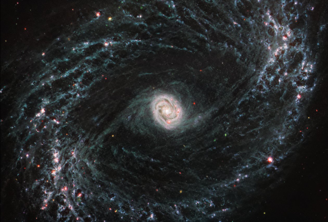 NGC 1433 (MIRI kép) alkotó: James Webb Space Telescope (NASA)
