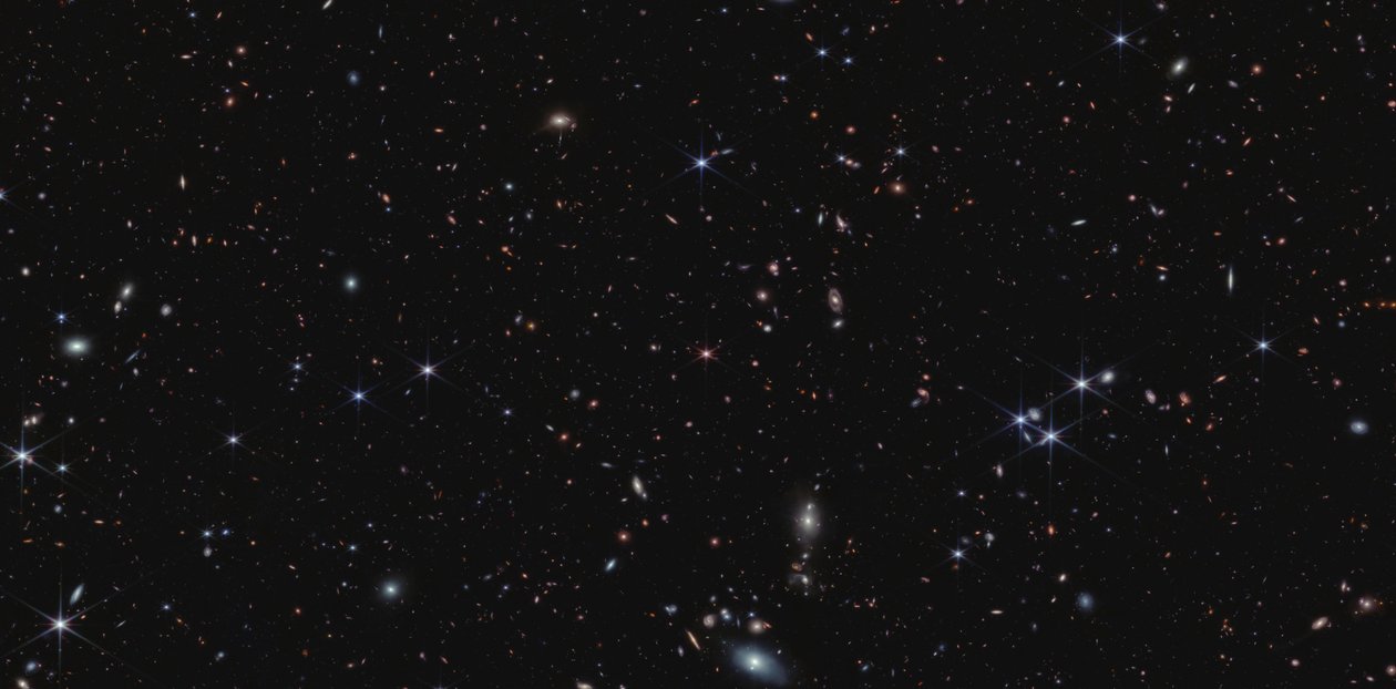 Quasar J0100+2802 (NIRCam kép) alkotó: James Webb Space Telescope (NASA)