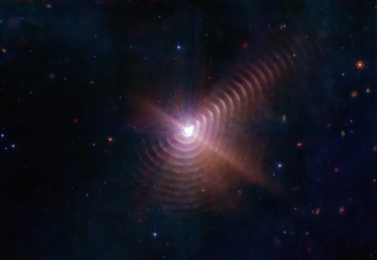 Wolff-Rayeth 140 (fölött) alkotó: James Webb Space Telescope (NASA)
