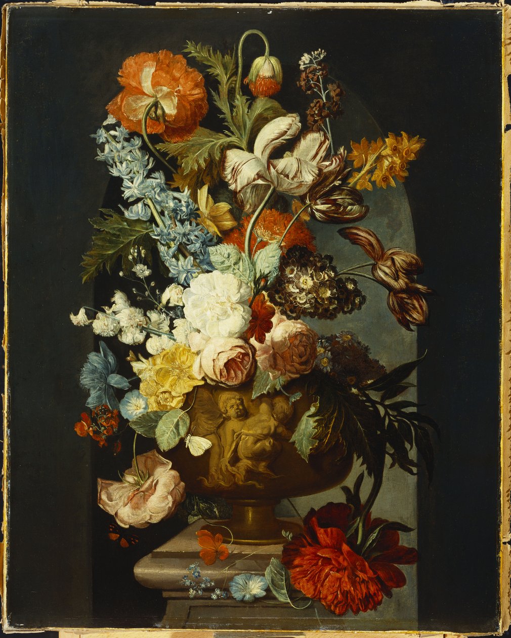 Tulipánok, rózsák, jácint, auricula és más virágok faragott urnában egy kőtalapzaton egy fülkében. alkotó: Jan van Huysum