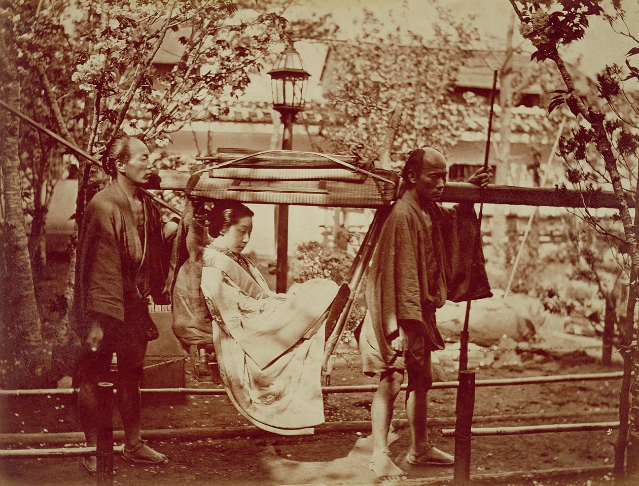 Egy gésát cipelnek egy alomban (szépia fotó) alkotó: Japanese Photographer