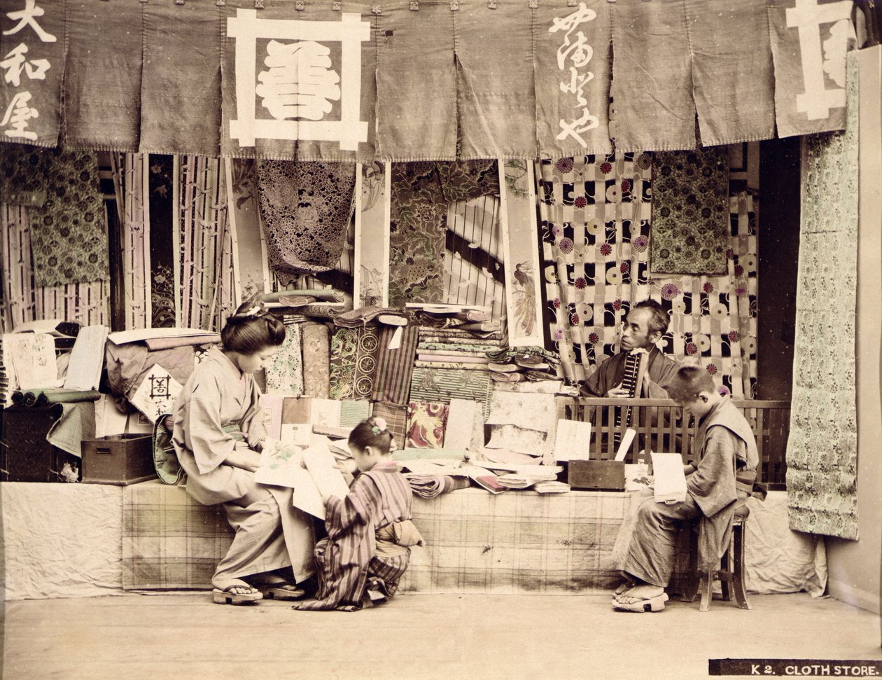 Egy japán ruhaüzlet, 1890 körül (kézzel színezett fotó) alkotó: Japanese Photographer