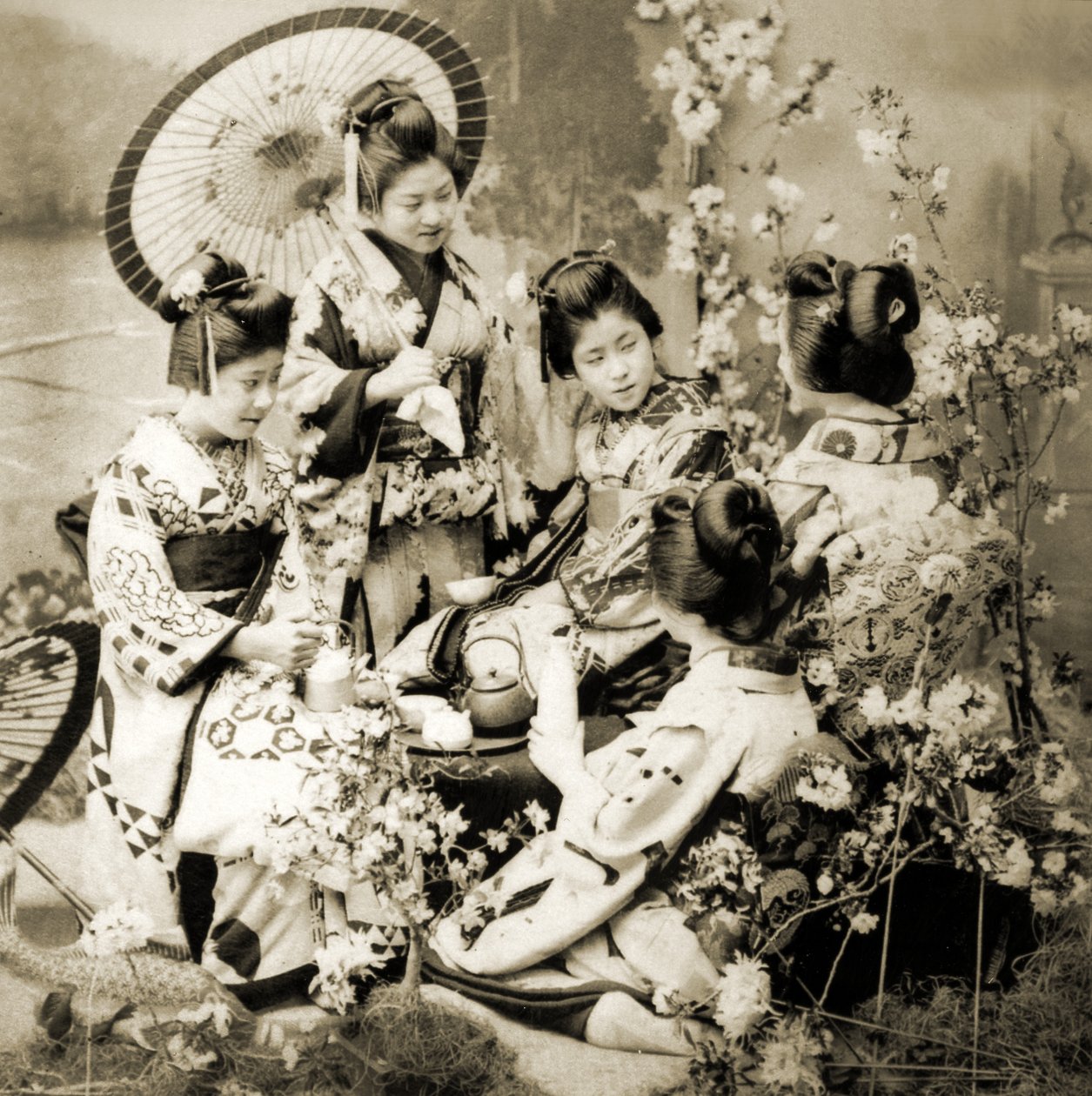 A cseresznyevirágok között, 1900 körül (album fotó) alkotó: Japanese Photographer