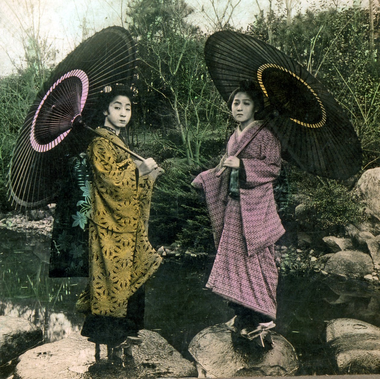 Esős naphoz öltözve, 1900 körül (album fotó) alkotó: Japanese Photographer