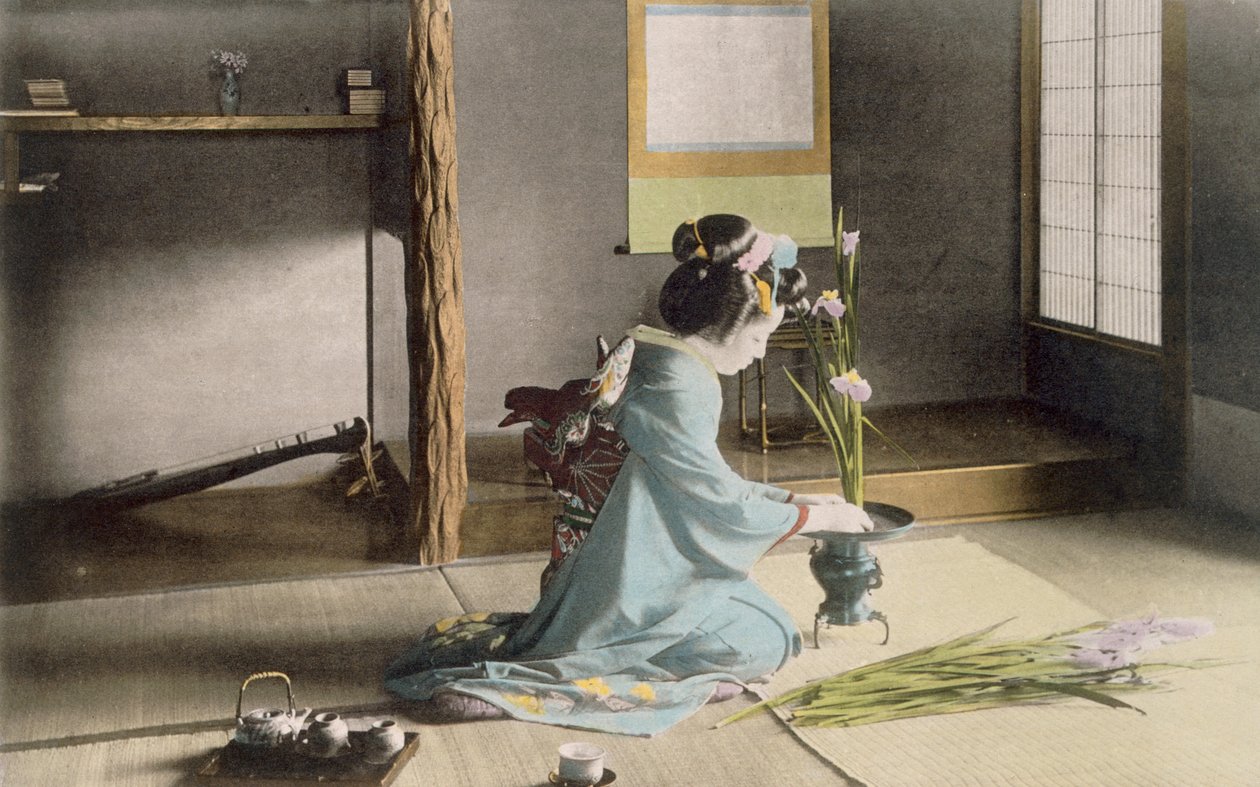 Virágot rendező lány (kézzel színezett fotó) alkotó: Japanese Photographer