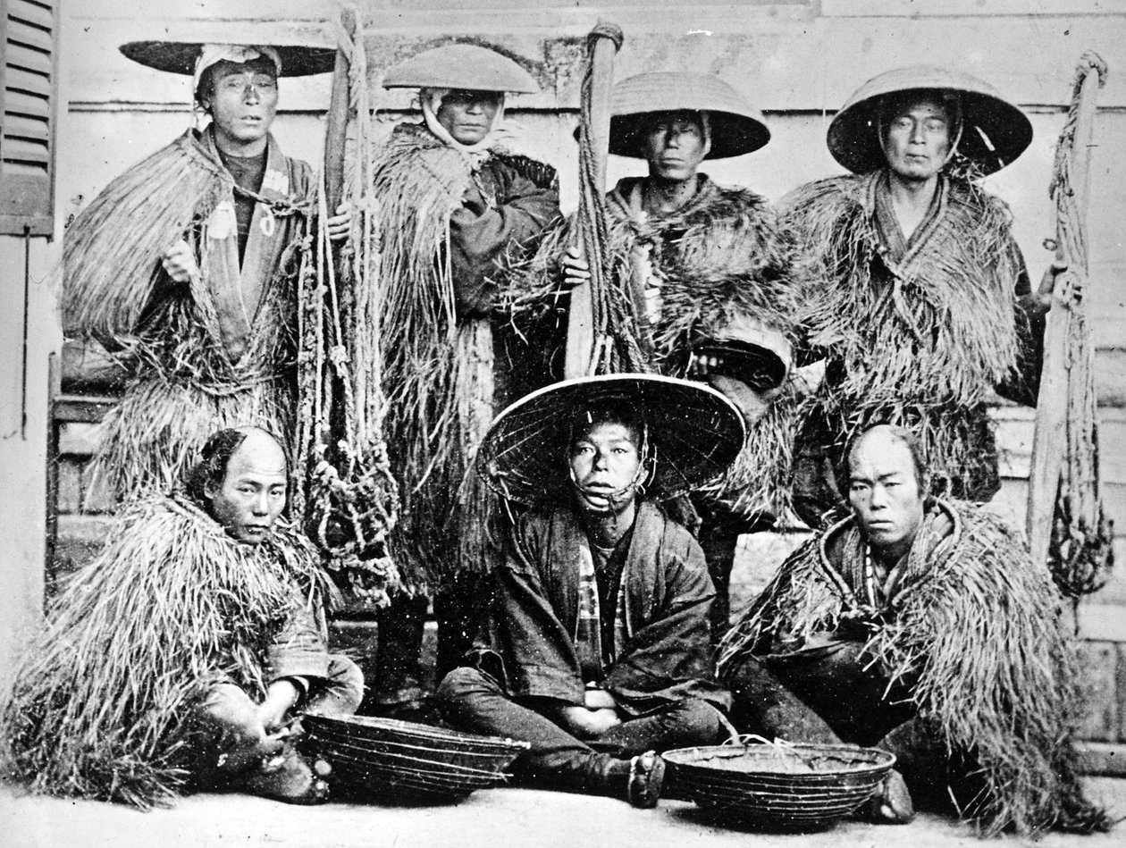 Japán kulikák szalma esőkabátban, 1860 körül alkotó: Japanese Photographer