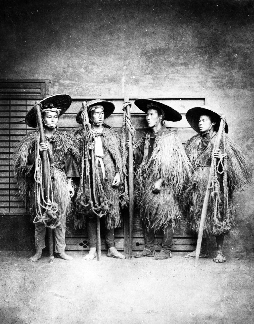 Japán férfiak szalmakabátban, 1870 körül alkotó: Japanese Photographer