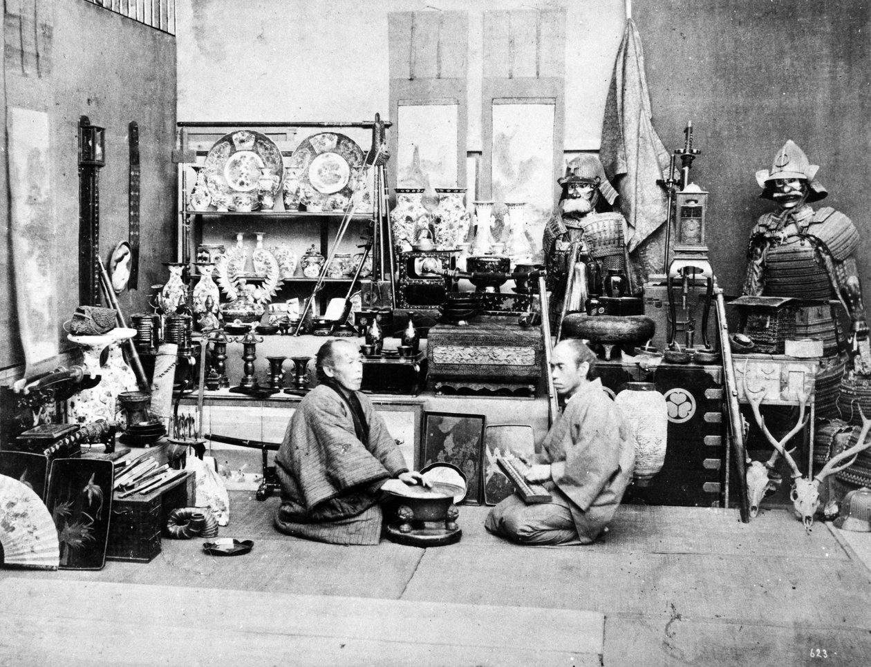 Japán boltosok abakusszal, 1870-es évek alkotó: Japanese Photographer