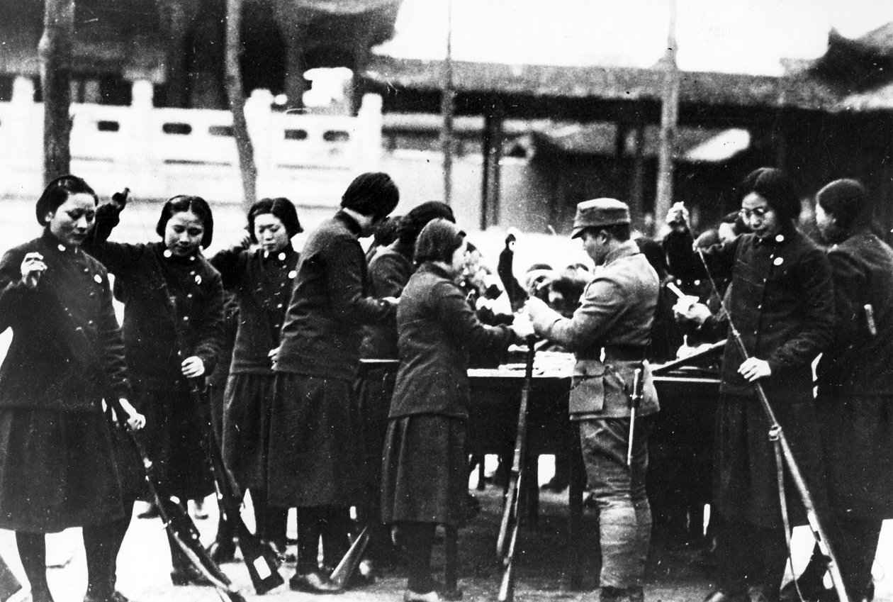 Japán női puskatöltő, 1920-30 körül alkotó: Japanese Photographer