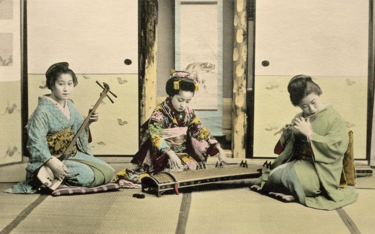 Japán lányok furulyáznak, "koto" és samisen, 1880 körül (kézzel színezett albumin nyomat a kártyán) alkotó: Japanese Photographer