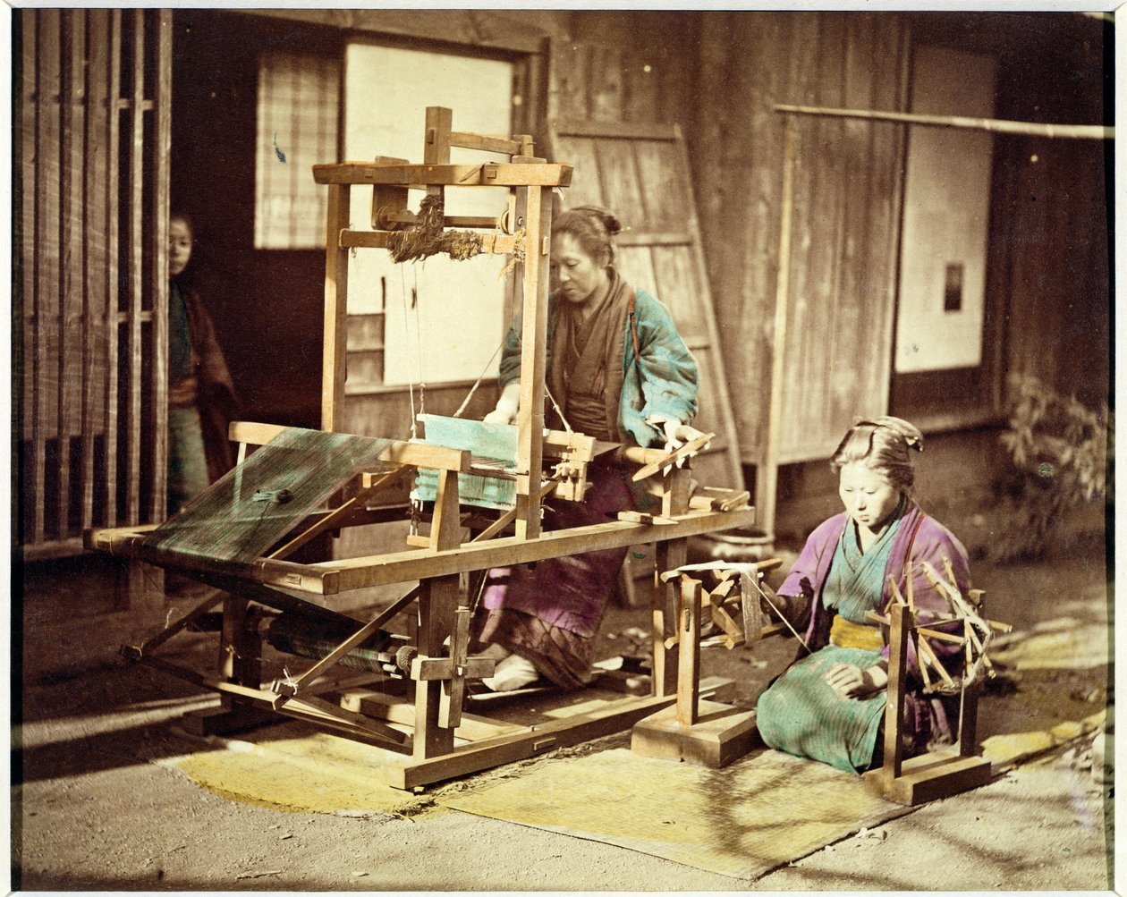 Japán női szövés, 1890 körül (kézzel színezett fotó) alkotó: Japanese Photographer