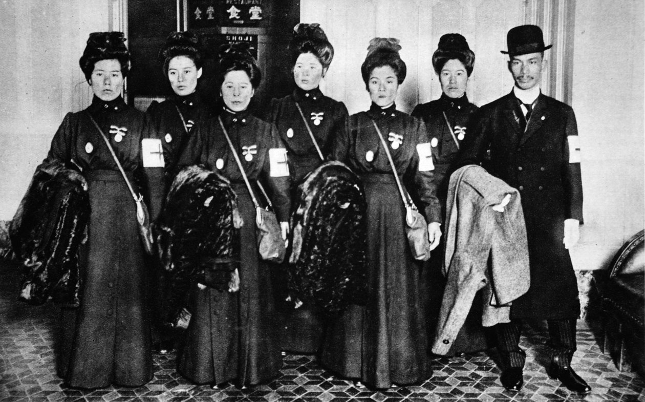 A Japán Vöröskereszt munkája szövetségesei megsegítésében: Oroszországból induló további egészségügyi egység a The Illustrated War Newsból, 1916 alkotó: Japanese Photographer