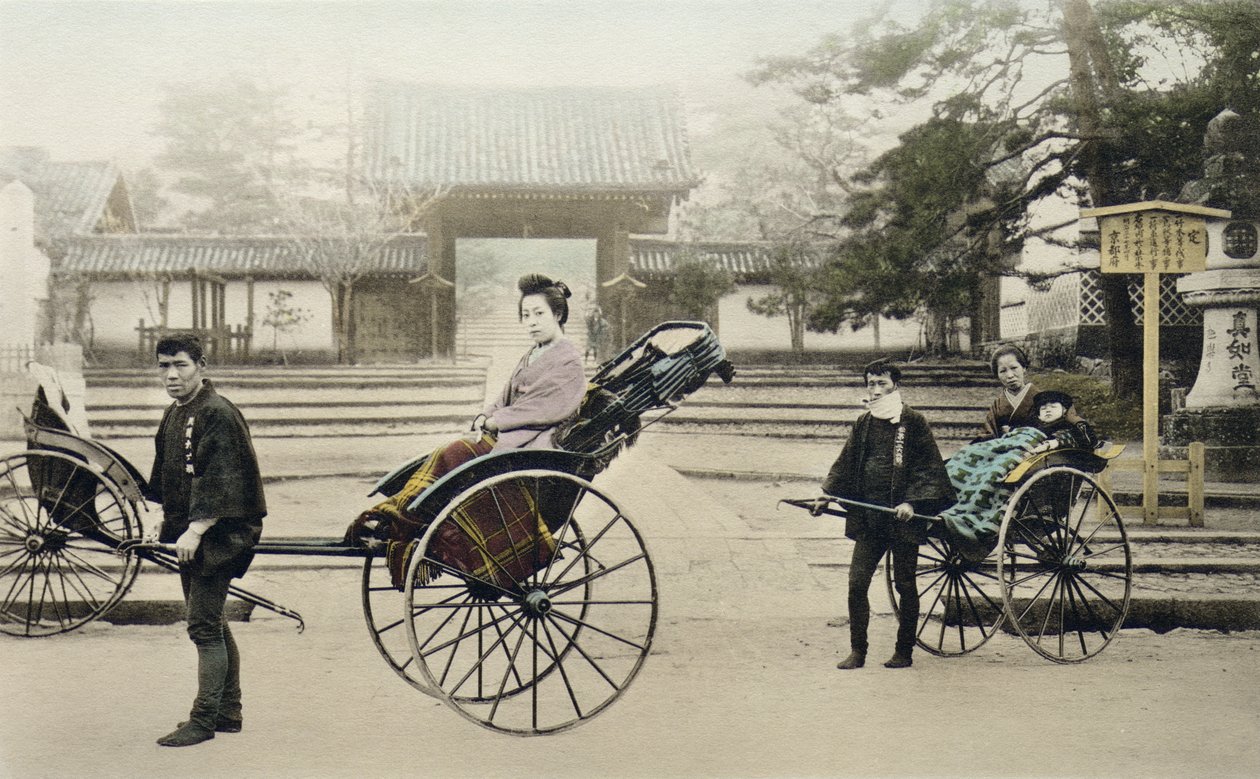 „Jinrikisha” egy templom előtt, 1880 körül (kézzel színezett albuminnyomat a kártyán) alkotó: Japanese Photographer