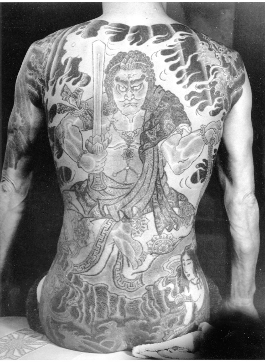 Férfi hagyományos japán Irezumi tetoválással, 1910 körül alkotó: Japanese Photographer