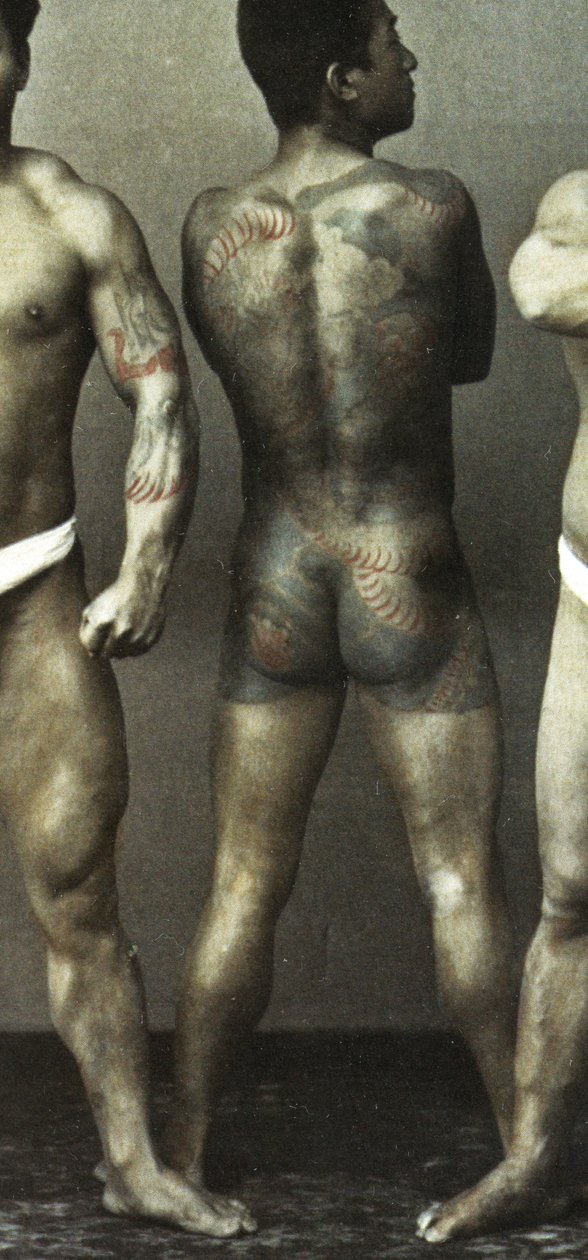 Férfiak hagyományos japán Irezumi tetoválásokkal, 1880 körül (kézzel festett albumon fotó) alkotó: Japanese Photographer