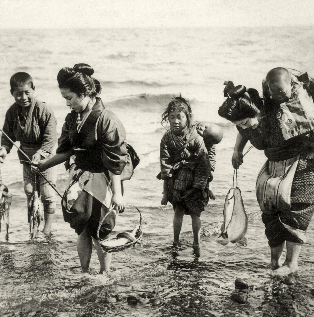 Anyák és gyerekek horgászata, 1900 körül (album fotó) alkotó: Japanese Photographer