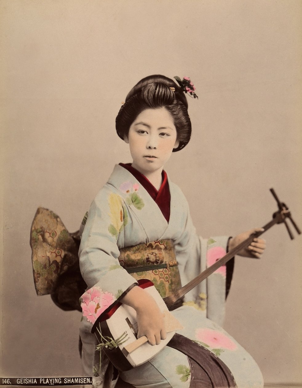Egy shamisenen játszó gésa portréja, 1890 körül (színes fotó) alkotó: Japanese Photographer