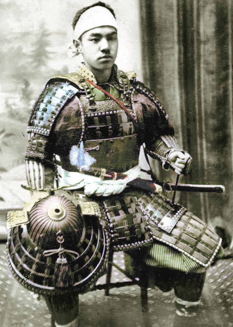 A régi japán szamuráj teljes páncélzattal felfegyverkezve, 1880 körül (kézzel színezett albumin fotó) alkotó: Japanese Photographer