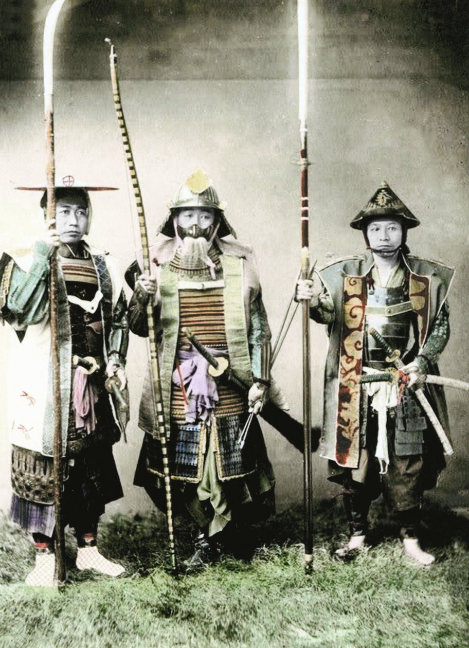 A régi japán szamuráj hosszú íjjal, rúdkarral és karddal felfegyverkezve, 1883 (kézzel festett albumon fotó) alkotó: Japanese Photographer