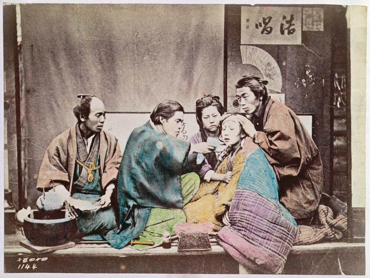 A hagyományos orvoslás jelenete, 1880 körül (színes fotó) alkotó: Japanese Photographer