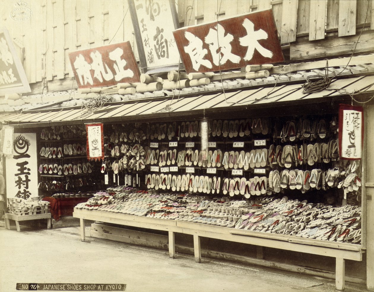 Cipőbolt Kiotóban, 1890 körül (kézzel színezett fotó) alkotó: Japanese Photographer