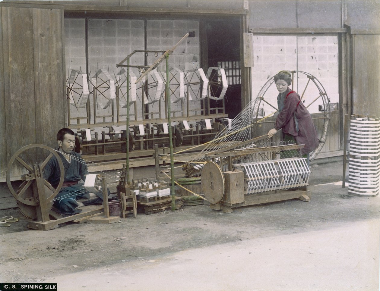 Selyemfonás Japánban, 1900 körül (kézzel színezett fotó) alkotó: Japanese Photographer