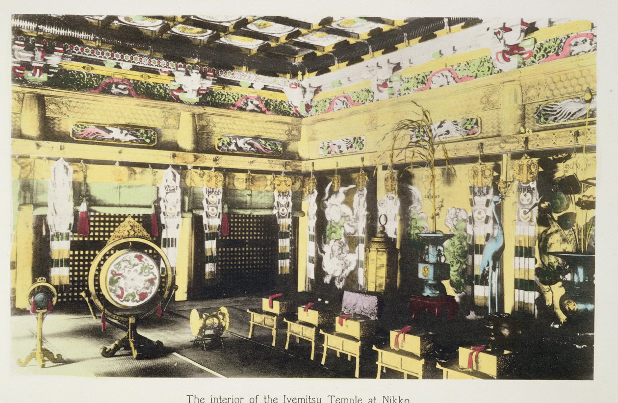 A Nikko-i Iyemitsu-templom belseje, 1880 körül (kézzel színezett albuminnyomat a kártyán) alkotó: Japanese Photographer
