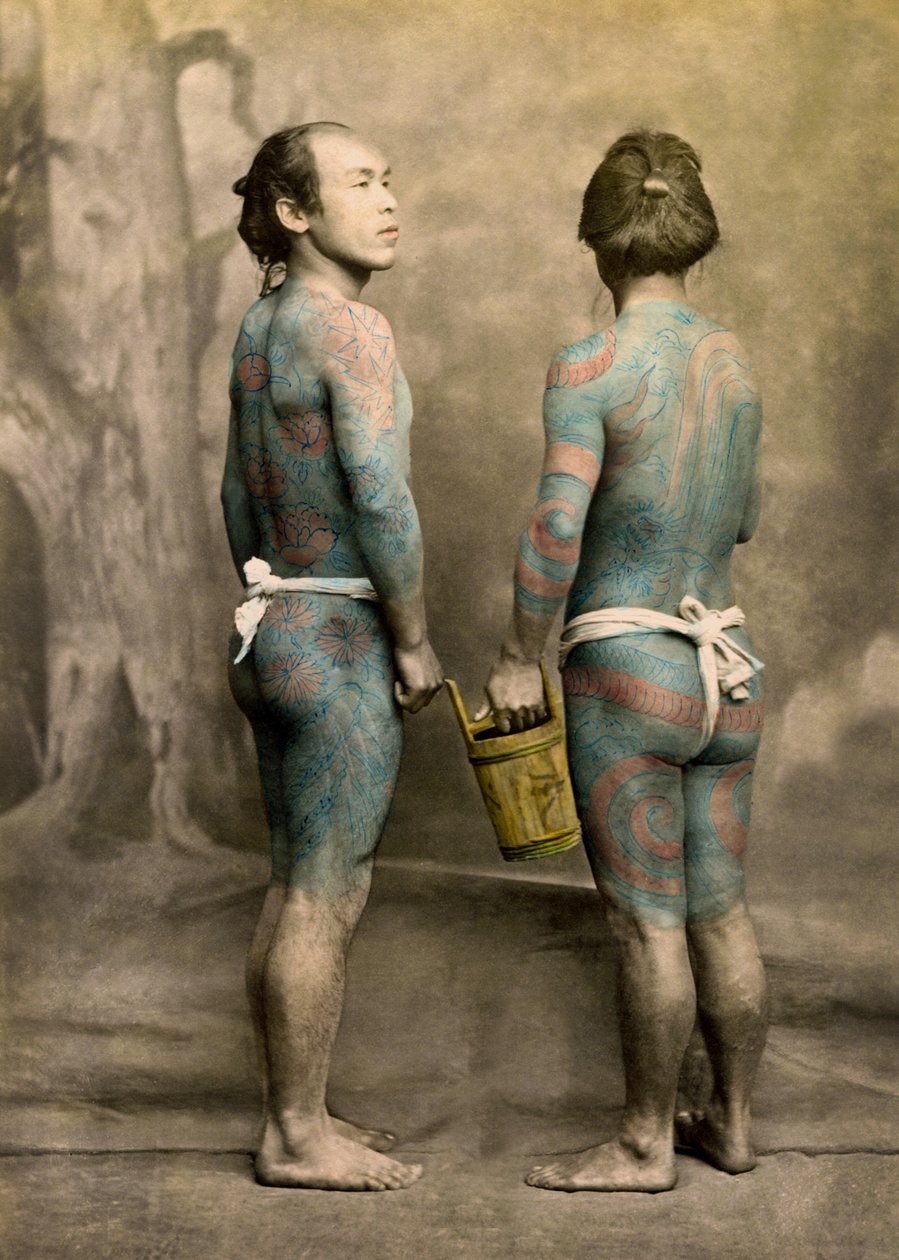 Két férfi hagyományos japán Irezumi tetoválással, 1880 körül (kézzel színezett albumin fotó) alkotó: Japanese Photographer