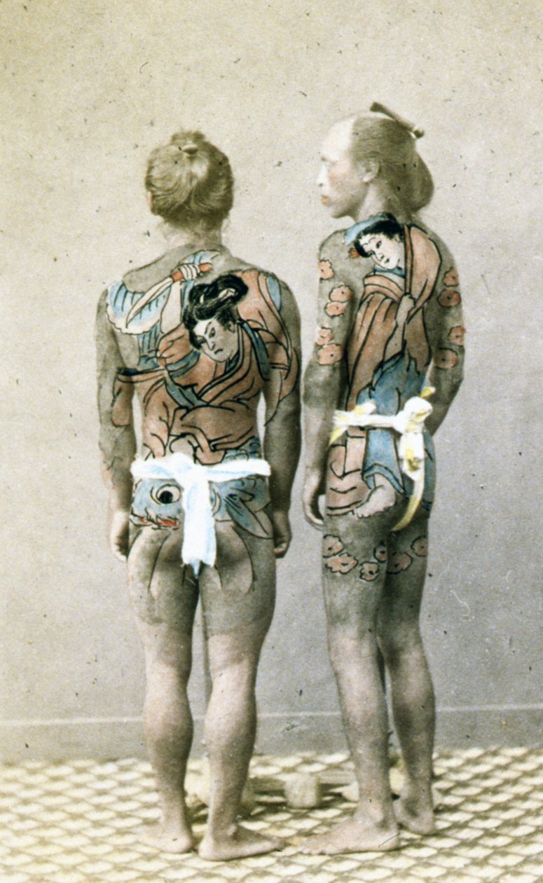 Két férfi hagyományos japán Irezumi tetoválással, 1880 körül (kézzel színezett albumin fotó) alkotó: Japanese Photographer