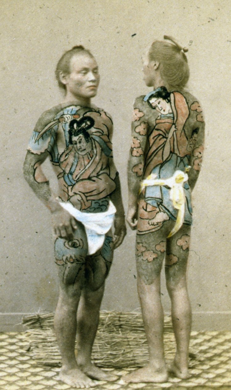 Két férfi hagyományos japán Irezumi tetoválással, 1880 körül (kézzel színezett albumin fotó) alkotó: Japanese Photographer