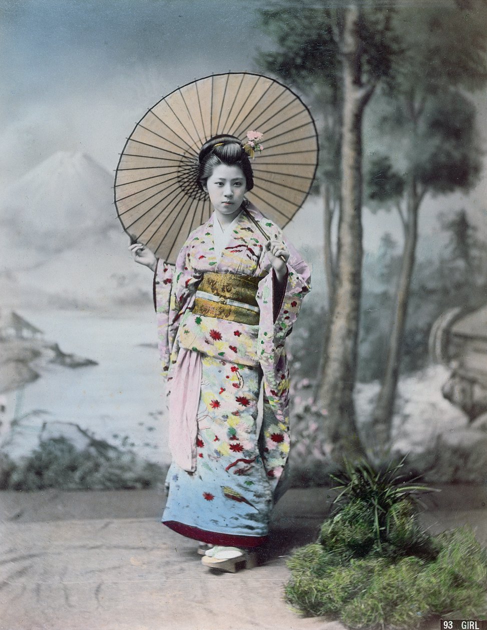 Fiatal japán lány kimonóban és napernyővel, a háttérben Fuji hegy, 1900 körül (színes fotó) alkotó: Japanese Photographer