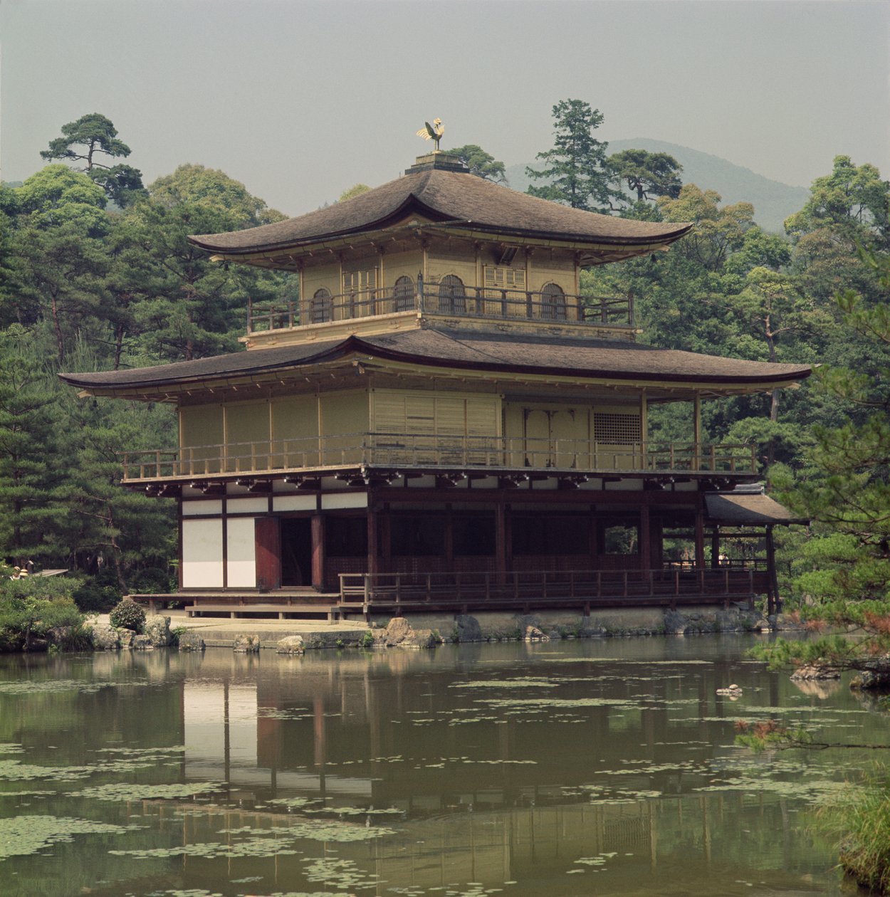Kinkaku templom (Arany pavilon) Ashikaga Yoshimitsu sógun (1358-1408) emlékének szentelve 15. század (újjáépített 19. század) alkotó: Japanese School