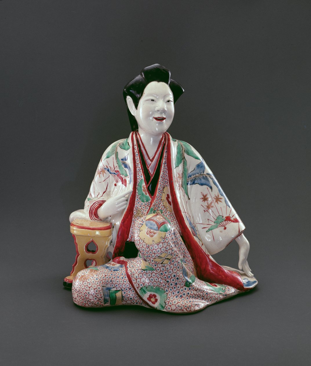 Ülő figura, Edo-korszak (1615-1868), 1670-90 körül (porcelán mázas zománcozott és aranyozott) alkotó: Japanese School