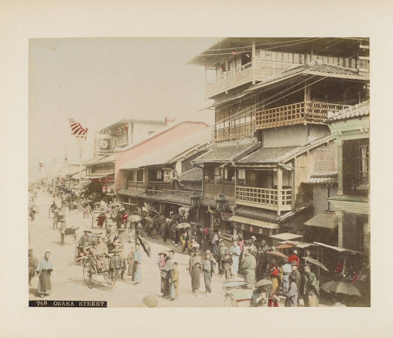 Egy utca Oszakában, Japánban (kézzel színezett fekete-fehér fotó) alkotó: Japanese Photographer
