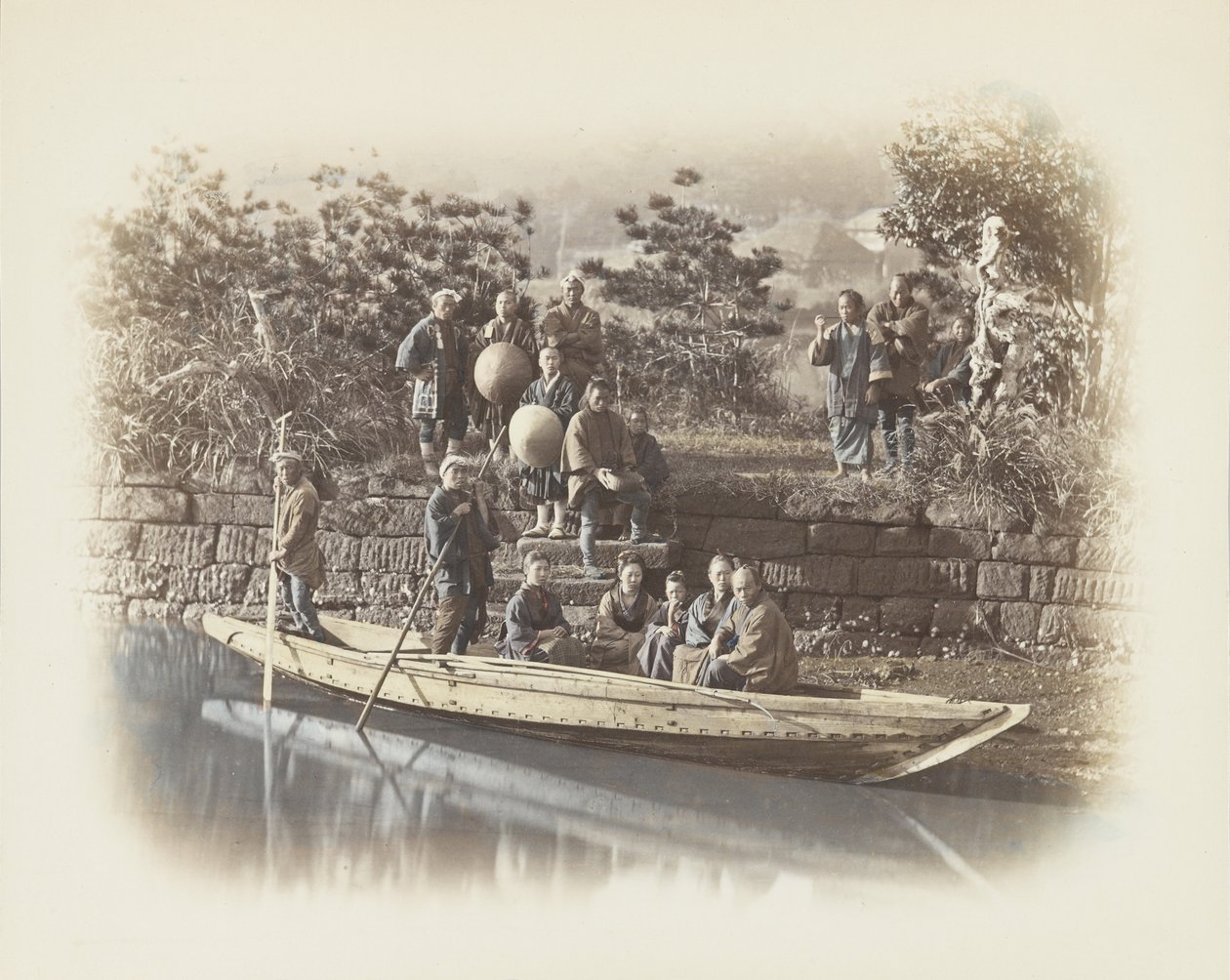 Hajó a folyóparton, Japán (kézzel színezett fekete-fehér fotó) alkotó: Japanese Photographer