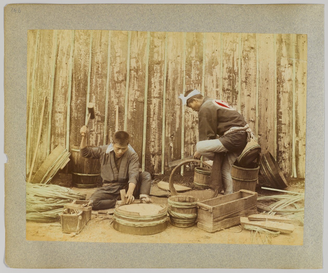 Hordókészítés, Japán (kézzel színezett fekete-fehér fotó) alkotó: Japanese Photographer