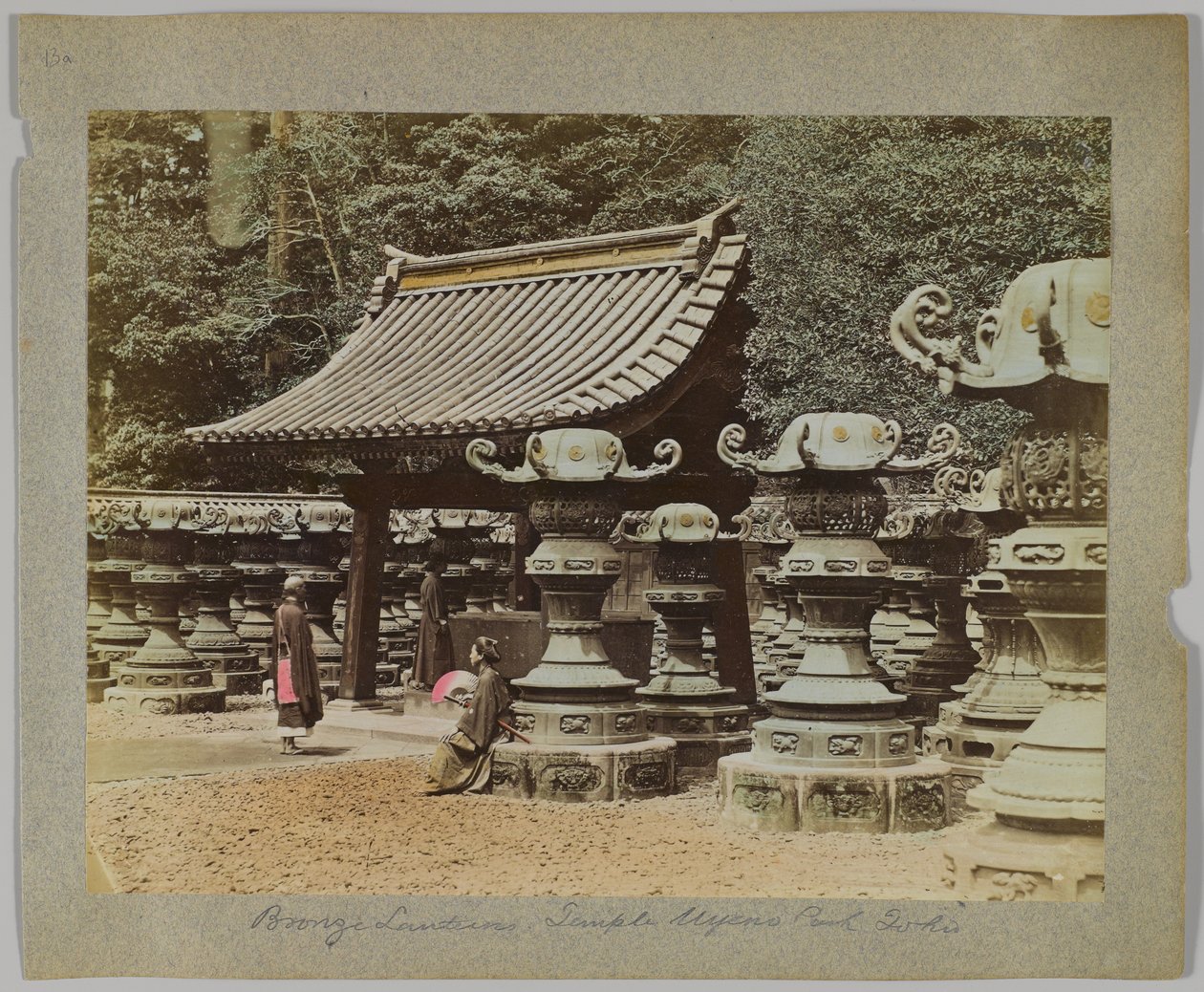 Bronzlámpások a templom előtt az Uyeno Parkban, Tokió, Japán (kézzel színezett fekete-fehér fotó) alkotó: Japanese Photographer