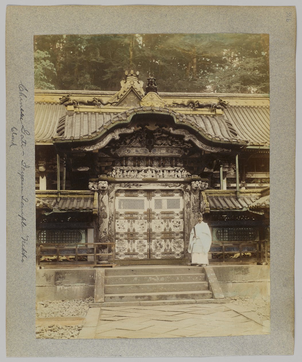 Kínai kapu, Tōshō-gū, Nikko, Japán (kézzel színezett fekete-fehér fotó) alkotó: Japanese Photographer