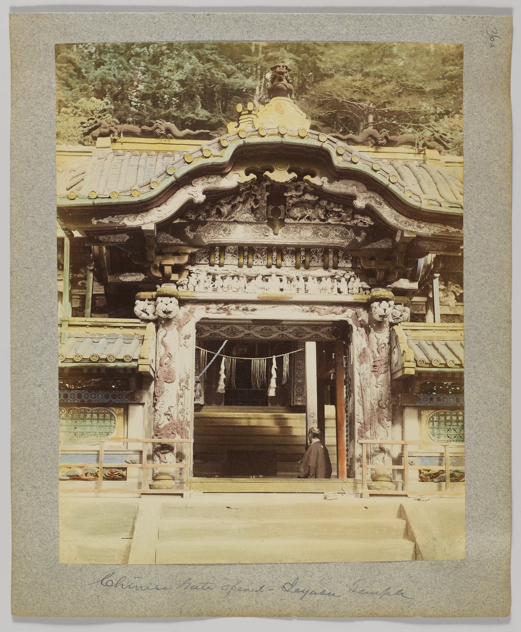 Kínai kapu, Tōshō-gū, Nikko, Japán (kézzel színezett fekete-fehér fotó) alkotó: Japanese Photographer