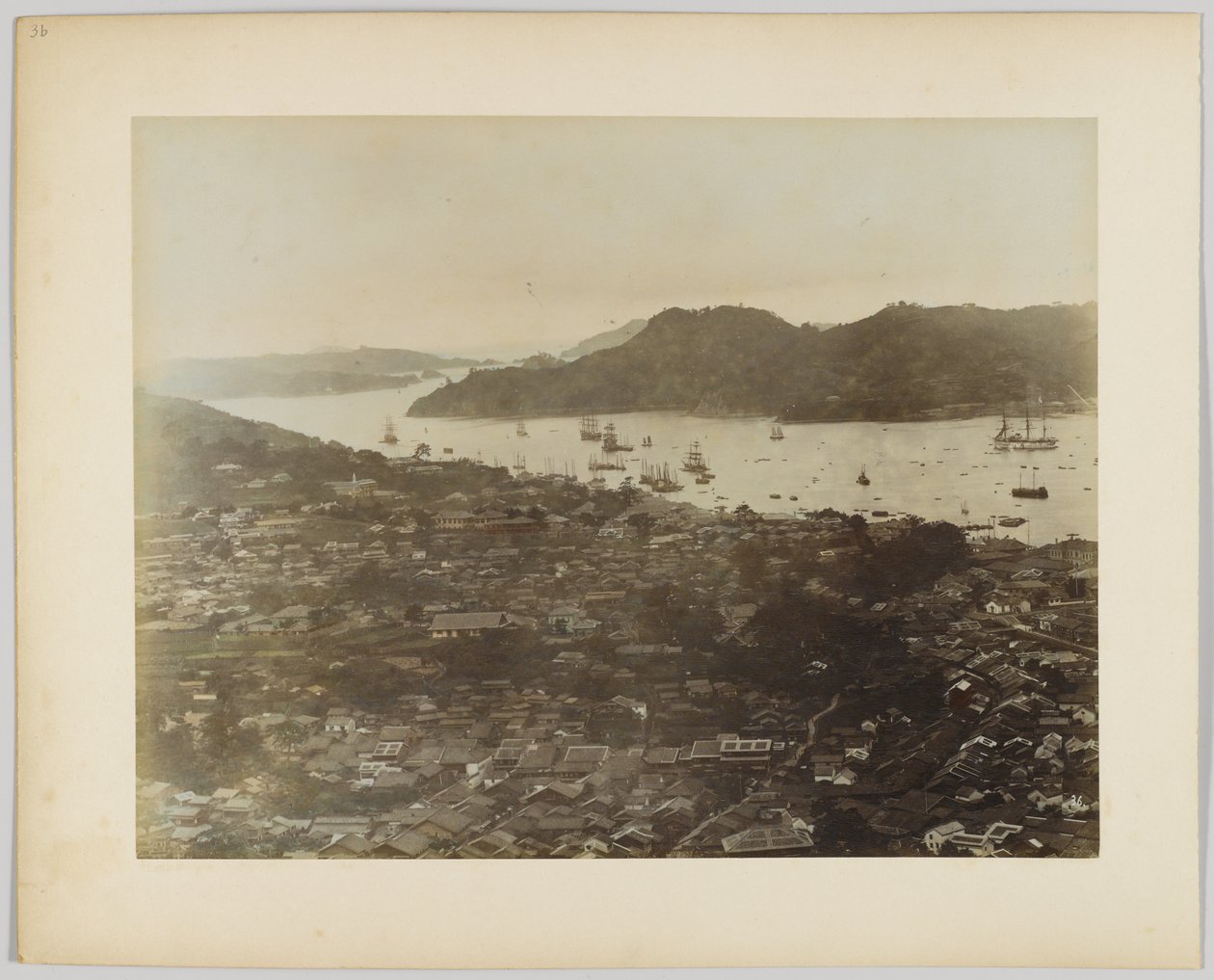Tengerparti város, Japán (kézzel színezett fekete-fehér fotó) alkotó: Japanese Photographer