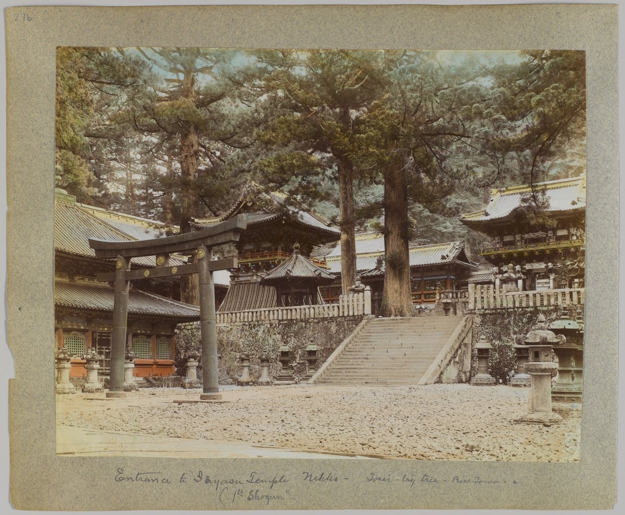 Tōshō-gū, Nikko, Japán bejárata (kézzel színezett fekete-fehér fotó) alkotó: Japanese Photographer
