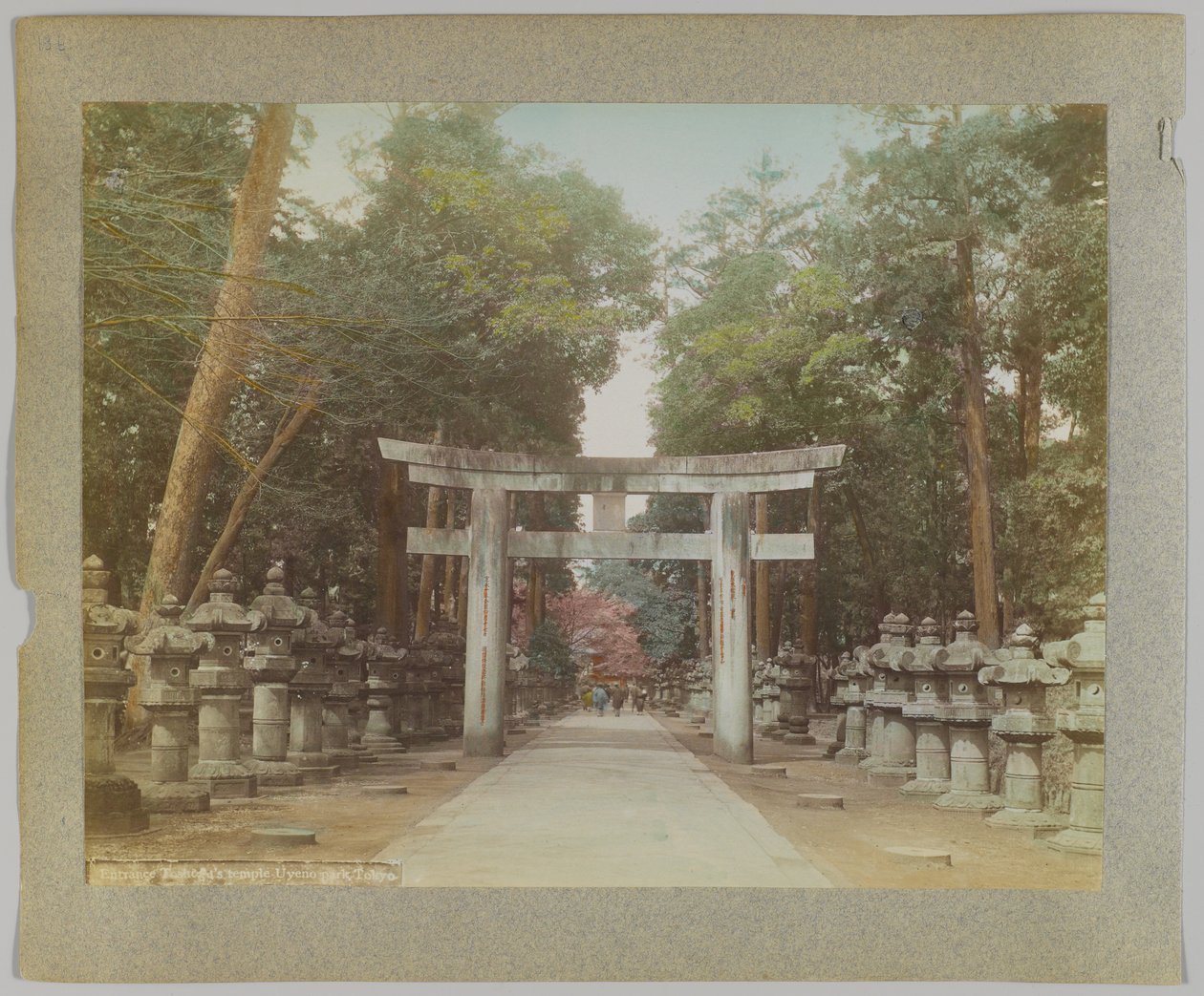 Egy templom bejárata az Uyeno Parkban, Tokióban, Japánban (kézzel színezett fekete-fehér fotó) alkotó: Japanese Photographer